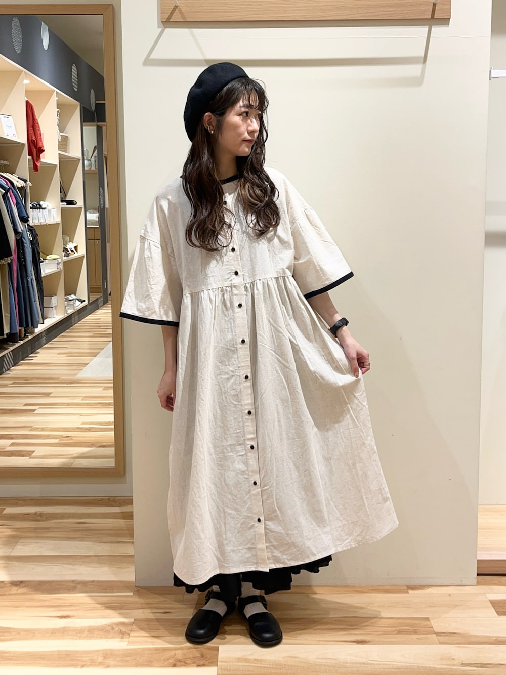 「Samansa Mos2、前後着ワンピース、ワンピースコーデ、サマンサ モスモス(Samansa Mos2)、ナチュラルコーデ」｜「Samansa Mos2の◎配色パイピング前後2WAYワンピース（ワンピース、ホワイト系）」を使った、れなさん（レディース・167cm）の夏コーディネートの1枚目の写真