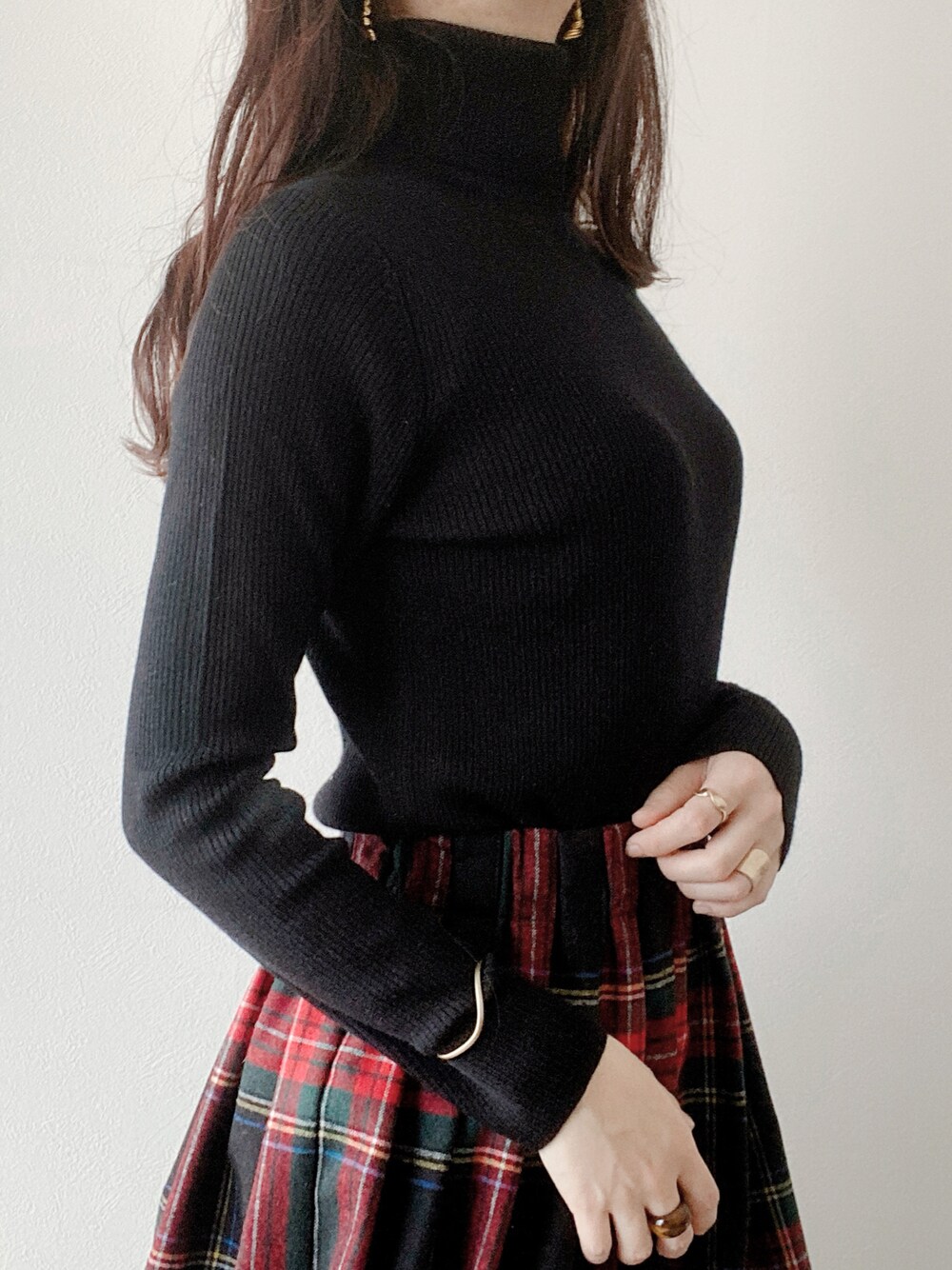 「オニールオブダブリン、oneilofdublin、UNIQLO、おしゃれさんと繋がりたい、冬コーデ、winter、ゴールドアクセ、ニット/セーター」｜「UNIQLOのエクストラファインメリノリブタートルネックセーター（長袖）（ニット/セーター、ブラック系）」を使った、れなさん（レディース・166cm）の冬コーディネートの1枚目の写真