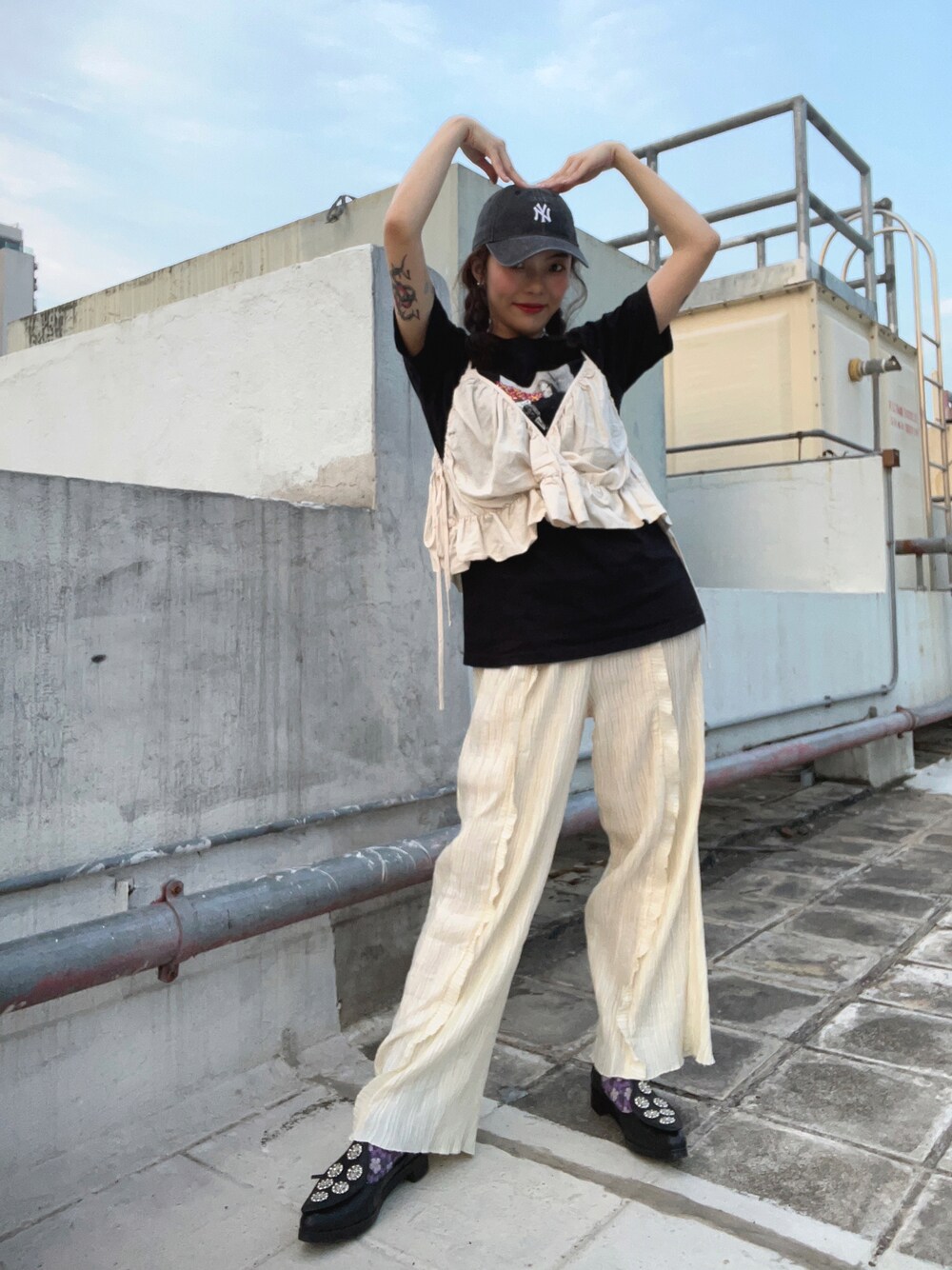 「summer、girl、女の子、女の子コーデ、大人カジュアル、大人コーデ、日常、TEE、Tシャツ」｜「eleven floorのアイテム（ベスト、ホワイト系）」を使った、nansze.loさん（レディース・165cm）の春コーディネートの1枚目の写真