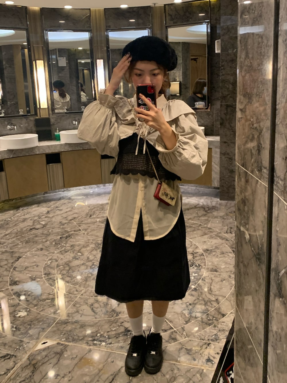 「90's、大人カジュアル、大人コーデ、女の子、冬コーデ」｜「LOWRYS FARMのアイテム（ベスト、ブラック系）」を使った、nansze.loさん（レディース・165cm）の冬コーディネートの1枚目の写真
