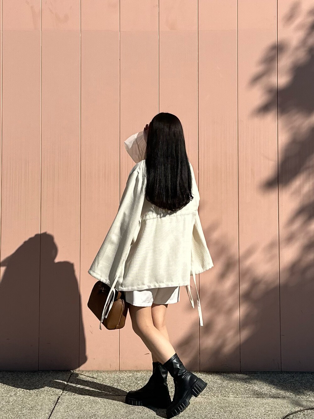 「キレイめカジュアル、大人ファッション、秋冬コーデ、オトナ女子、おしゃれさんと繋がりたい、淡色女子、低身長コーデ、低身長女子、淡色コーデ」｜「miniaのトラックソールソックスブーツ　◆（ブーツ、ブラック系）」を使った、あんずさん（レディース・155cm）の冬コーディネートの1枚目の写真