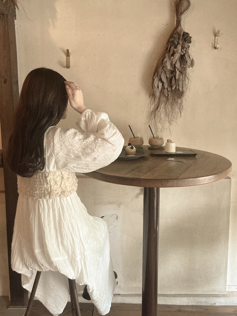 「hinari、レイヤードスタイル、ワンピース、オトナカワイイ、ナチュラルガーリー、淡色コーデ、淡色女子、淡色女子と繋がりたい、シンプルコーデ、おしゃれさんと繋がりたい、カフェコーデ」｜「hinariのワッシャーアシメティアードワンピ（ワンピース、ホワイト系）」を使った、あんずさん（レディース・155cm）の春コーディネートの1枚目の写真