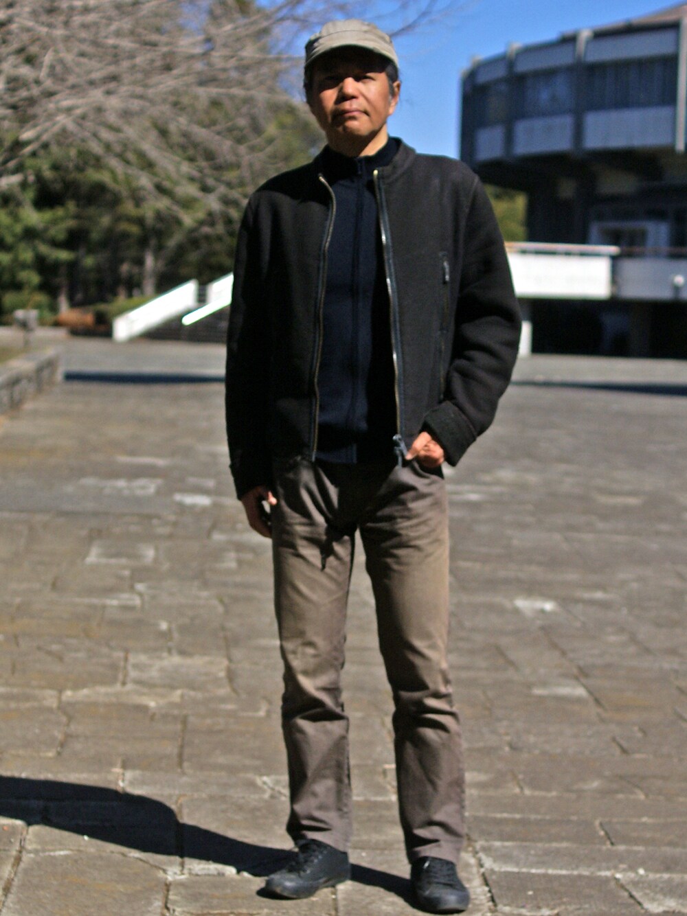 「KATHARINE HAMNETT LONDON のアイテム（デニムパンツ、ブラウン系）」を使った、Hidezumiさん（メンズ・174cm）の春コーディネートの1枚目の写真