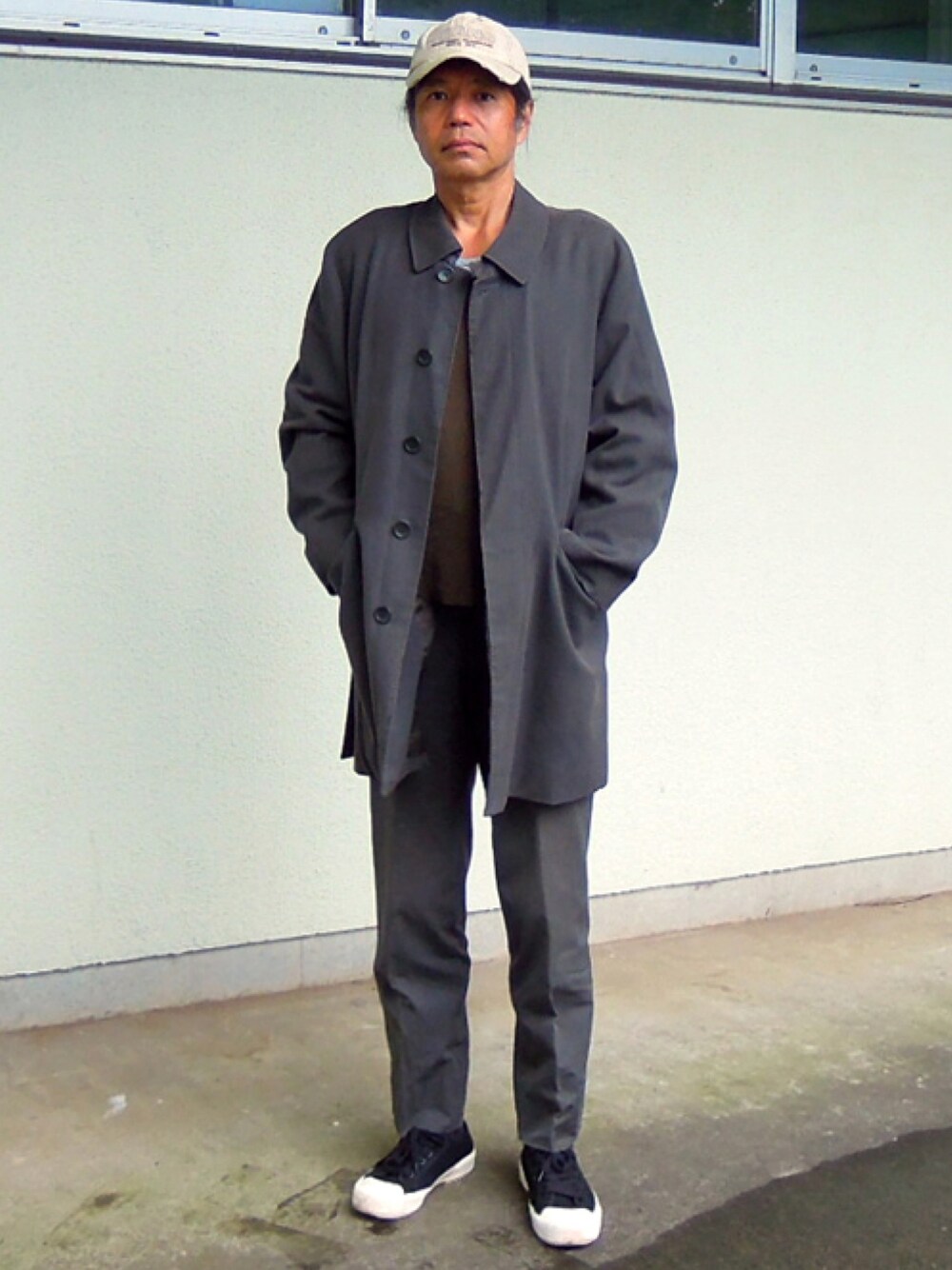 「D’URBANのアイテム（ステンカラーコート、グリーン系）」を使った、Hidezumiさん（メンズ・174cm）の秋コーディネートの1枚目の写真