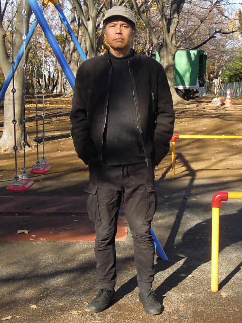 「H&Mのアイテム（カーゴパンツ、ブラック系）」を使った、Hidezumiさん（メンズ・174cm）の冬コーディネートの1枚目の写真