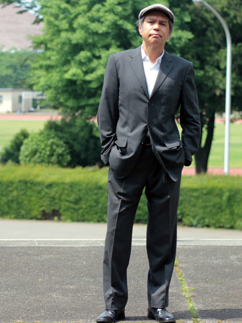 「COMME CA DU MODEのアイテム（スーツセット、グレー系）」を使った、Hidezumiさん（メンズ・174cm）の春コーディネートの1枚目の写真
