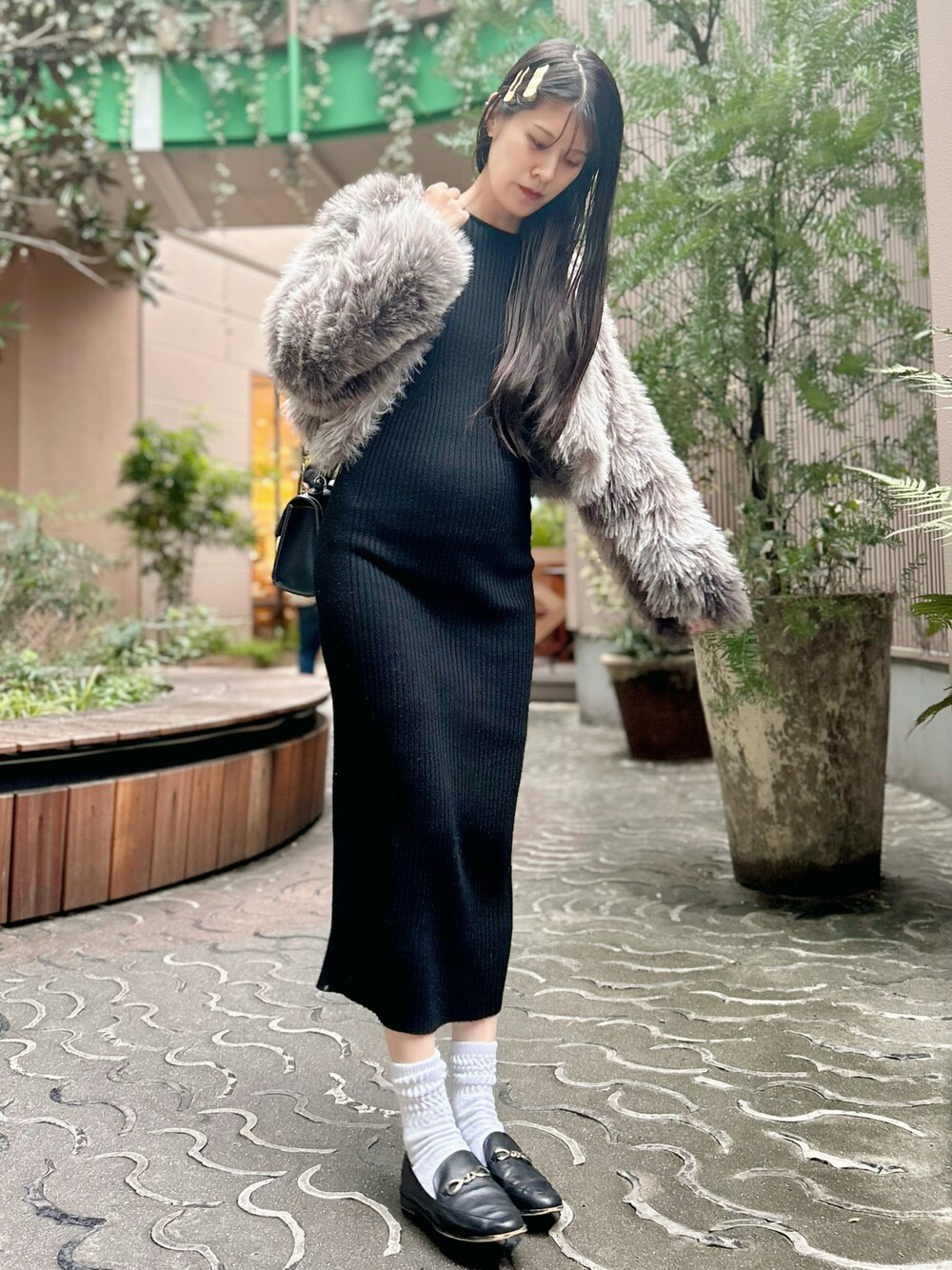 「shein、ファーコート、マタニティ」｜「ZARAのアイテム（ワンピース、ブラック系）」を使った、ayanoさん（レディース・165cm）の冬コーディネートの1枚目の写真