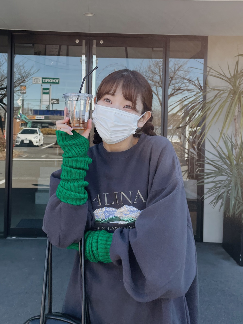 「休日コーデ、春服コーデ、パンツスタイル、ラクチンコーデ、春色、shein、着回しコーデ、カジュアルコーデ、韓国ファッション、BEAMS、パーカー、スウェット、アームウォーマー、デニム、プチプラ」｜「BEAMSのアイテム（パーカー、ブルー系）」を使った、linaさん（レディース・165cm）の春コーディネートの1枚目の写真