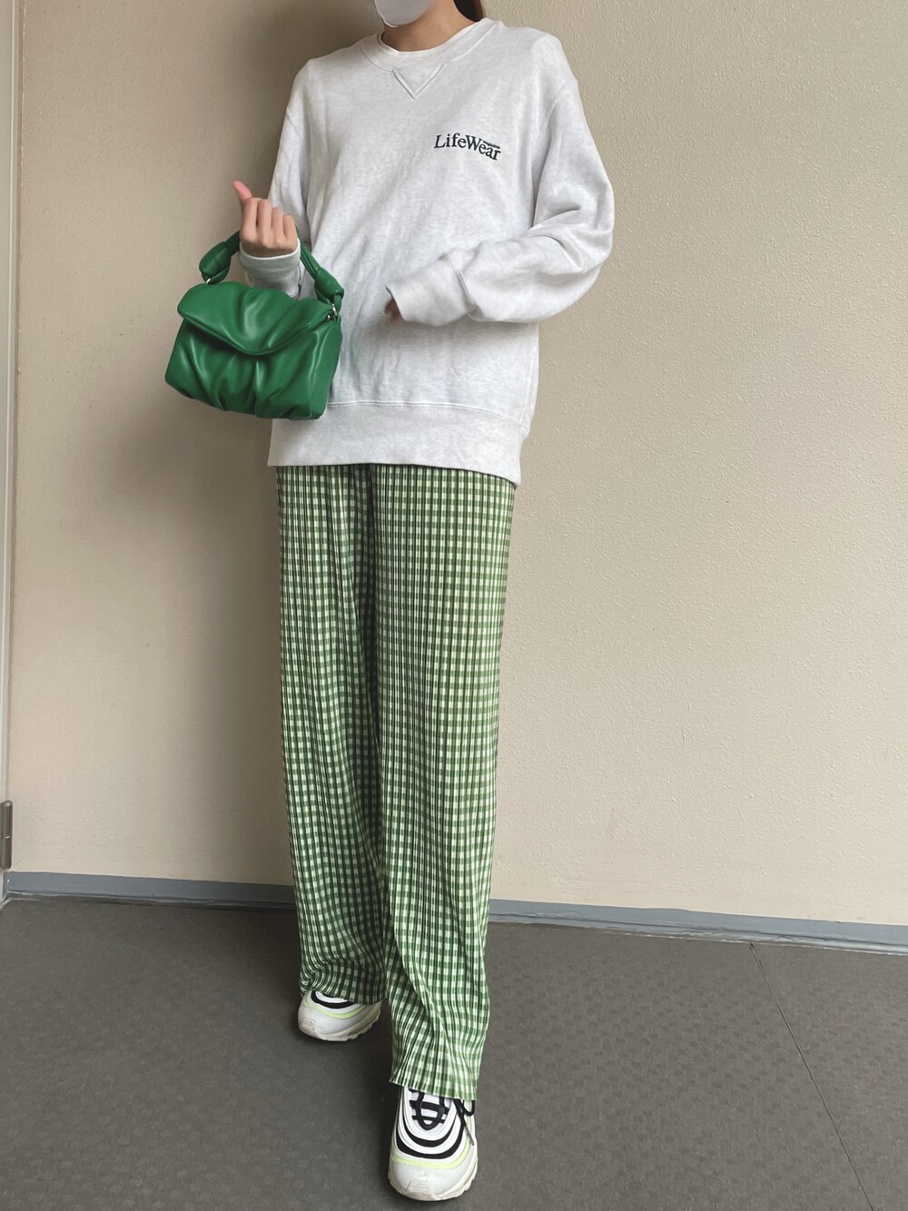「秋服、緑、グリーン、シンプル、wearhalloween2021、メンズライク、白スニーカー、ワイドパンツ、カラーパンツ、スウェット」｜「NIKEのアイテム（スニーカー、ホワイト系）」を使った、linaさん（レディース・165cm）の秋コーディネートの1枚目の写真