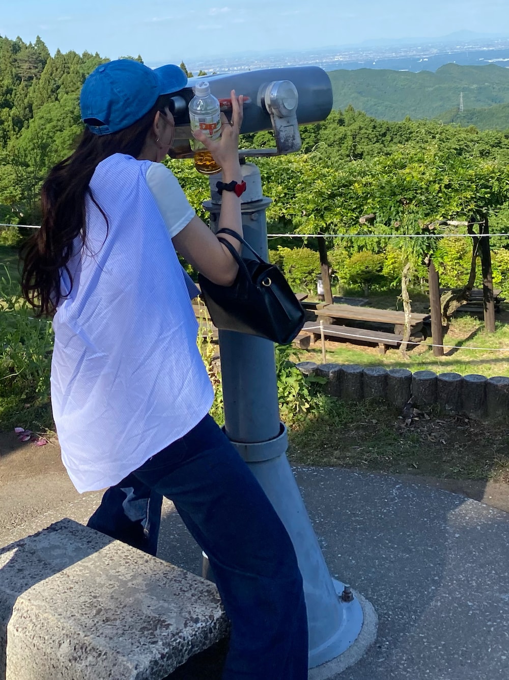 「デニム、デニムパンツ、夏、春夏コーデ、シンプルコーデ、タックイン、カラー×コーデ、スニーカーコーデ、キャップ、たすき掛け、肩掛けカーデ、デニムコーデ、休日スタイル、シャツスタイル、Tシャツ」｜「ZARAのアイテム（シャツ/ブラウス、ブルー系）」を使った、linaさん（レディース・165cm）の夏コーディネートの1枚目の写真