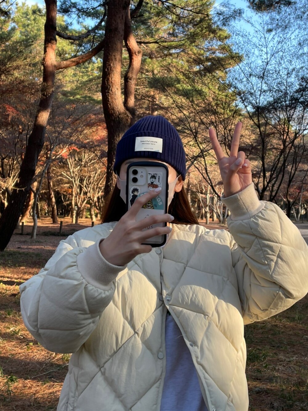 「韓国ファッション、キルティングジャケット、ビーニー、ニット帽、スウェット、トレーナー、スニーカー、ラフ、ワントーンコーデ、ホワイトコーデ、ホワイト、プチプラコーデ、アウター、メンズライク、淡色女子」｜「beautiful peopleのアイテム（ニットキャップ/ビーニー、ブルー系）」を使った、linaさん（レディース・165cm）の冬コーディネートの1枚目の写真