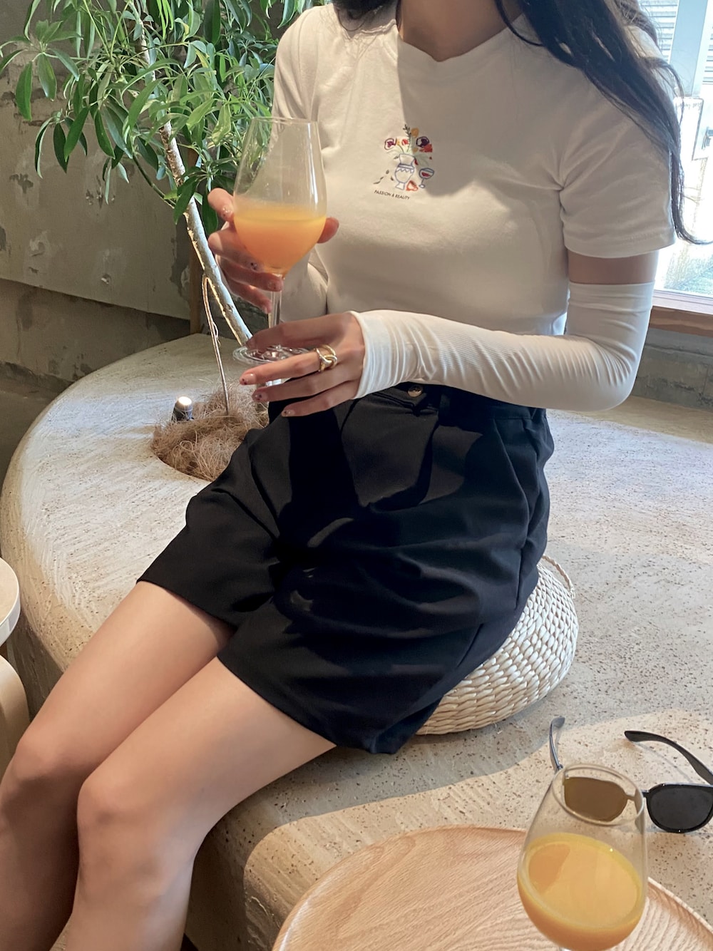 「Tシャツ、白Tシャツ、韓国ファッション、dholic、ZARA、モノトーン、アームウォーマー、モノトーンコーデ、シンプル、ホワイト、カジュアルコーデ、オトナカワイイ、ワンポイント、ラフ、ショート丈」｜「ZARAのアイテム（Tシャツ/カットソー、ホワイト系）」を使った、linaさん（レディース・165cm）の夏コーディネートの1枚目の写真