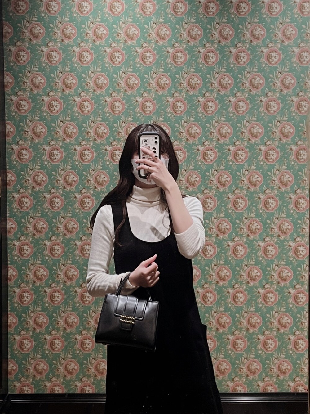 「ユニクロ、冬コーデ、秋冬コーデ、ZARA、ワンピース、レイヤードスタイル、韓国ファッション、スカートスタイル、ニット、シンプル、モノトーン、休日スタイル、ミニバッグ、ホワイトコーデ、ロングブーツ」｜「ZARAのアイテム（バッグ、ブラック系）」を使った、linaさん（レディース・165cm）の冬コーディネートの1枚目の写真