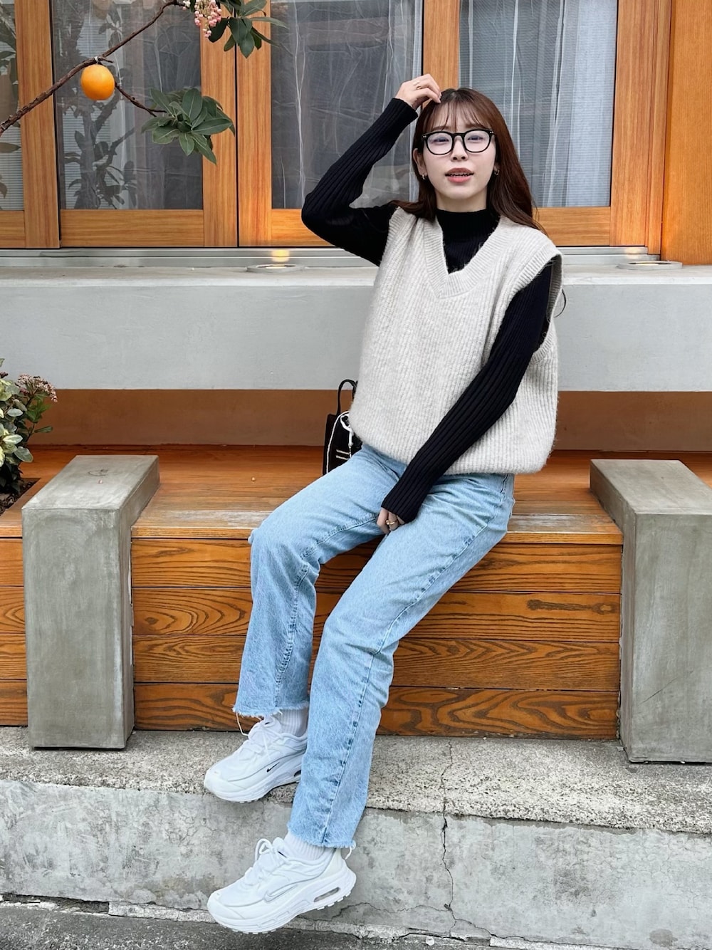 「休日コーデ、春服コーデ、パンツスタイル、ラクチンコーデ、デニム、ベスト、スニーカー、ナイキ、ニット、春コーデ、デニムパンツ、スニーカーコーデ、AIR MAX、メガネ女子、めがね」｜「by muni:rのベーシック オーバーフィット Vネック リブベスト（ベスト、ベージュ系）」を使った、linaさん（レディース・165cm）の夏コーディネートの1枚目の写真