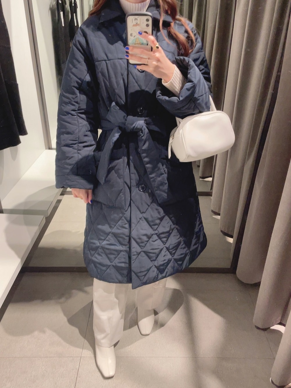 「クリスマスに着たい服、冬、カジュアルコーデ、タートルネック、プチプラ、韓国ファッション、ブーツ、ハイネックニット、オトナカジュアル、キルティング、キルティングジャケット、ホワイト、モノトーン、パンツスタイル、ダウンコート」｜「M_の【M_】QUILTING LONG コート（その他アウター、ブルー系）」を使った、linaさん（レディース・165cm）の冬コーディネートの1枚目の写真