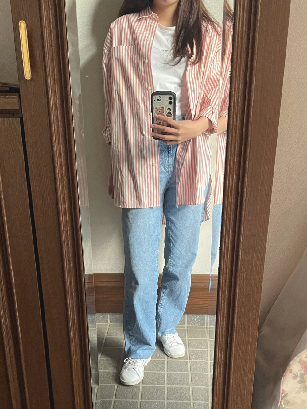 「オトナカジュアル、カジュアルコーデ、ゆるコーデ、大人女子、春服、春色、パンツスタイル、春夏コーデ、プチプラコーデ、スニーカー、オーバーサイズ、今日のコーデ、デニムコーデ、レイヤード、休日スタイル」｜「ZARAのアイテム（デニムパンツ、ブルー系）」を使った、linaさん（レディース・165cm）の春コーディネートの1枚目の写真