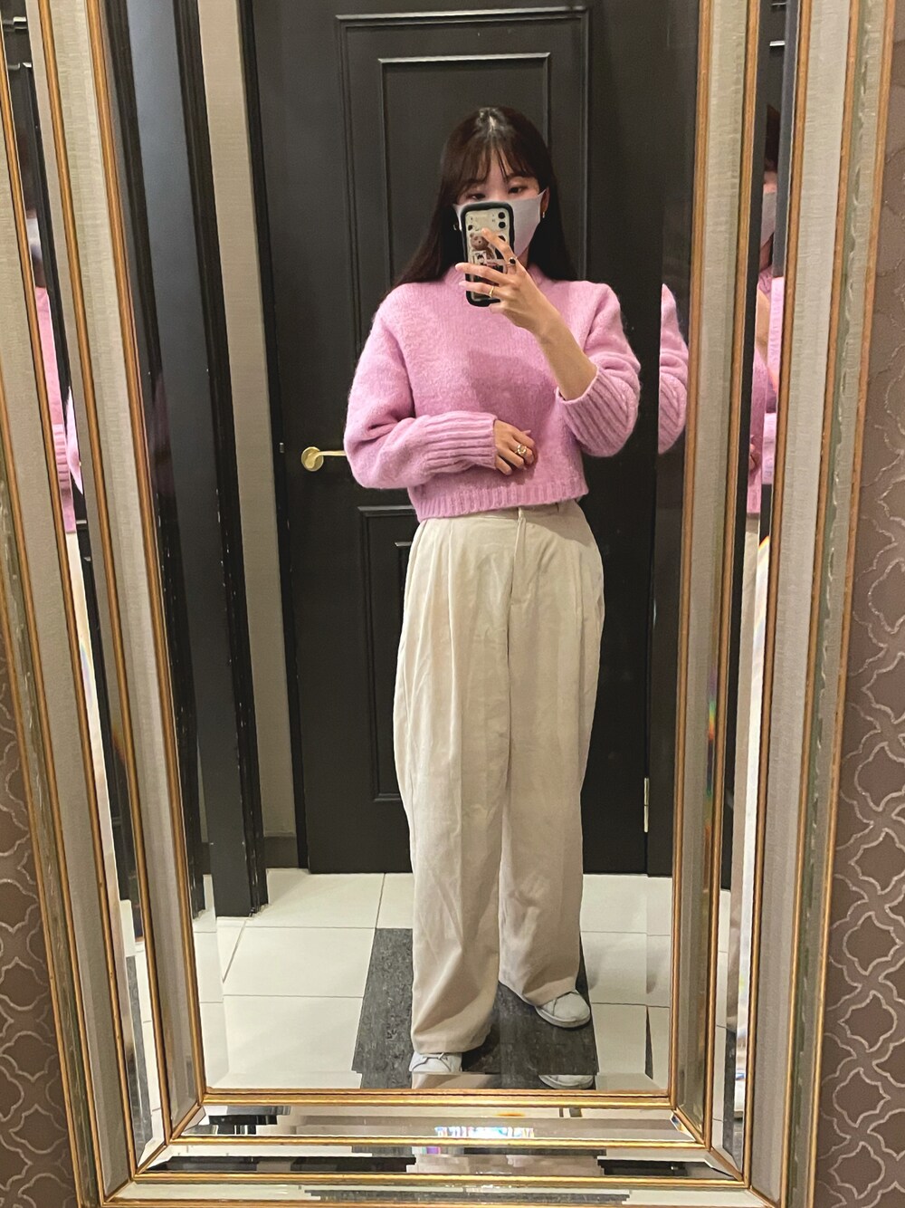 「ピンク、ニット、ワイトパンツ、白パンツ、いちごみるく、ZARA、dholic、スニーカー、韓国ファッション、休日コーデ、差し色、ゆるコーデ、パンツスタイル、トレンド、スニーカーコーデ」｜「ZARAのアイテム（ニット/セーター、ピンク系）」を使った、linaさん（レディース・165cm）の冬コーディネートの1枚目の写真