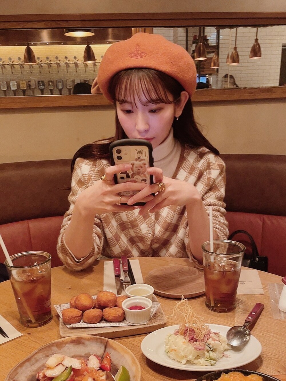 「ユニクロ、ベレー帽、オレンジ、カーディガン、ZARA、あったかコーデ、Vivienne Westwood、カラーニット、お洒落さんとつながりたい、オトナ女子、プチプラ、ニットコーデ、タートルネック、ショート丈、ワントーンコーデ」｜「Vivienne Westwoodのアイテム（帽子、オレンジ系）」を使った、linaさん（レディース・165cm）の冬コーディネートの1枚目の写真