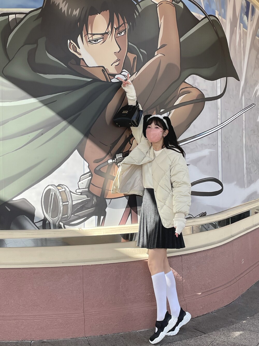 「USJ、テーマパーク、ユニバ、春コーデ、休日スタイル、韓国ファッション、今日のコーデ、スカートスタイル、モノトーンコーデ、春カラー、ZARA、プリーツスカート、キルティング、ハイソックス、サンダル」｜「ZARAのアイテム（シューズ、ブラック系）」を使った、linaさん（レディース・165cm）の春コーディネートの1枚目の写真