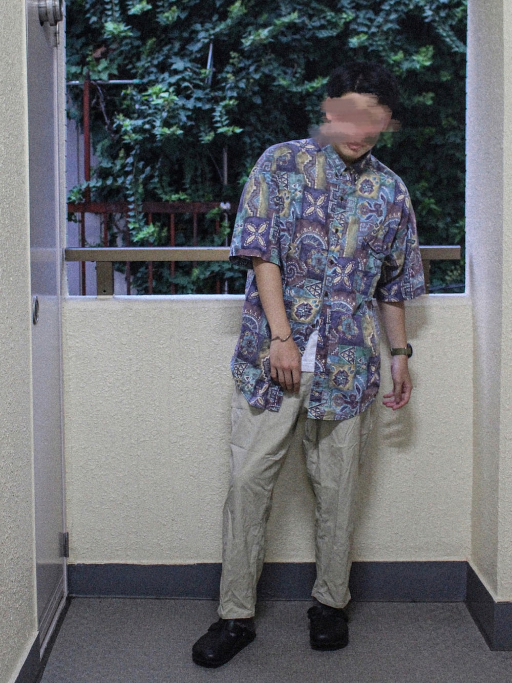 ブルー系のシャツ/ブラウス、ベージュ系のその他パンツ、ブラック系のサンダルを着用したメンズの秋コーディネートの1枚目の写真