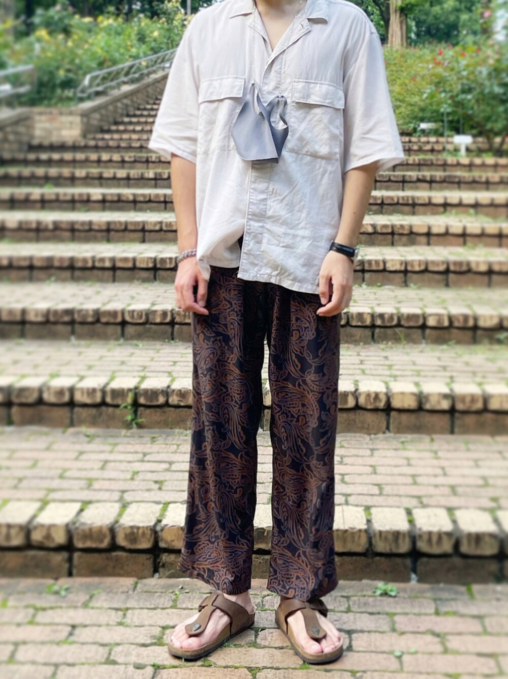「オープンカラーシャツ、柄パンツ、ストレートパンツ、ゆるパンツ、サンダルコーデ、ベージュコーデ、茶色コーデ、ブラウンコーデ、マスクストラップ、リラックススタイル、開襟シャツ、開襟シャツコーデ、ペイズリー柄、ペイズリー、ペイズリー柄パンツ」｜「green label relaxingのSC ドライ タッサー BDU 半袖 シャツ（シャツ/ブラウス、ブラウン系）」を使った、くるえらさん（メンズ・172cm）の夏コーディネートの1枚目の写真