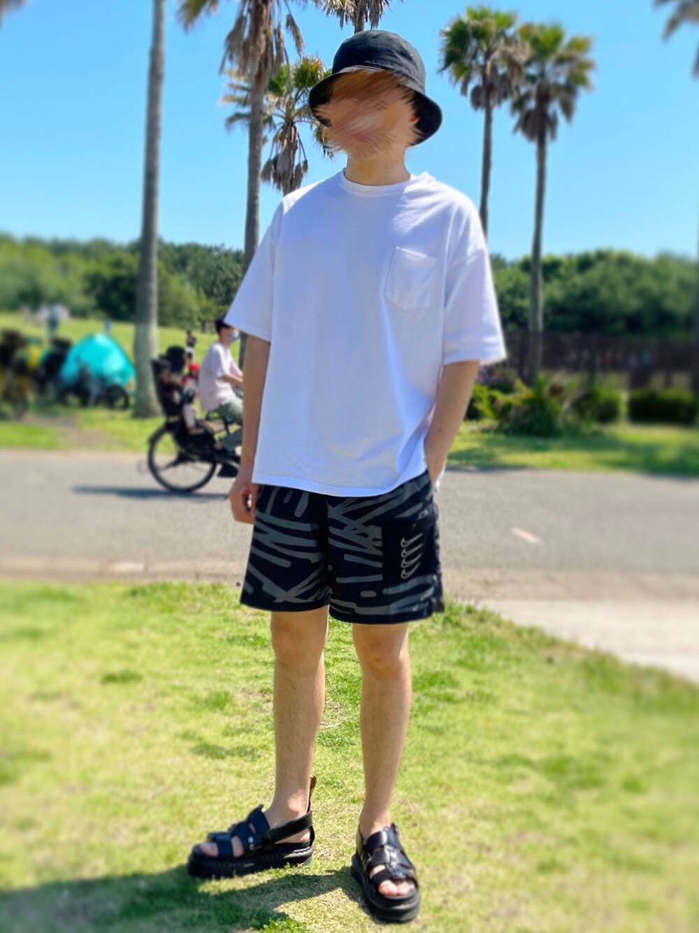「ショーツ、ショートパンツ、スポーツミックス、厚底サンダル、サンダルコーデ、白Tシャツ、バケットハット黒、夏コーデ、夏だ！Tシャツ着よう！、ナイキコーデ」｜「FREAK'S STOREのWEB限定 サーマルレイヤード 半袖Tシャツ&タンクトップ クレイジーパターン（Tシャツ/カットソー、ホワイト系）」を使った、くるえらさん（メンズ・172cm）の夏コーディネートの1枚目の写真