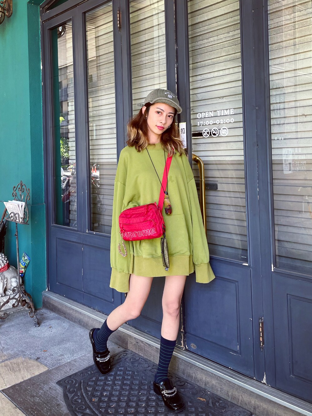 「街頭穿搭、ootd」｜「Supreme のアイテム（ショルダーバッグ、レッド系）」を使った、Minima 蕭さん（レディース・155cm）の春コーディネートの1枚目の写真