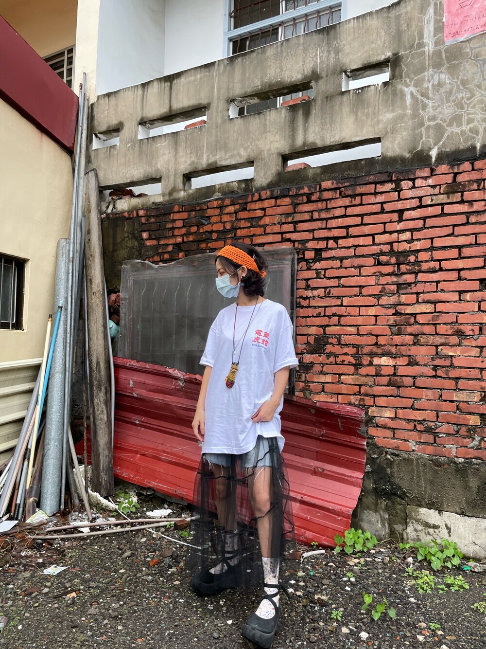 「電氣虎鉗のアイテム（Tシャツ/カットソー、ホワイト系）」を使った、Minima 蕭さん（レディース・155cm）の春コーディネートの1枚目の写真