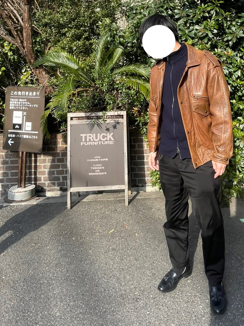 ブラック系のローファー、ブラック系のパンツ、ブラック系のニット/セーターを着用したメンズの冬コーディネートの1枚目の写真