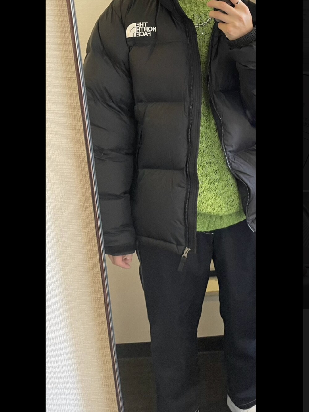 ホワイト系のスニーカー、ブラック系のパンツ、ブラック系のダウンジャケット/コートを着用したメンズの冬コーディネートの1枚目の写真