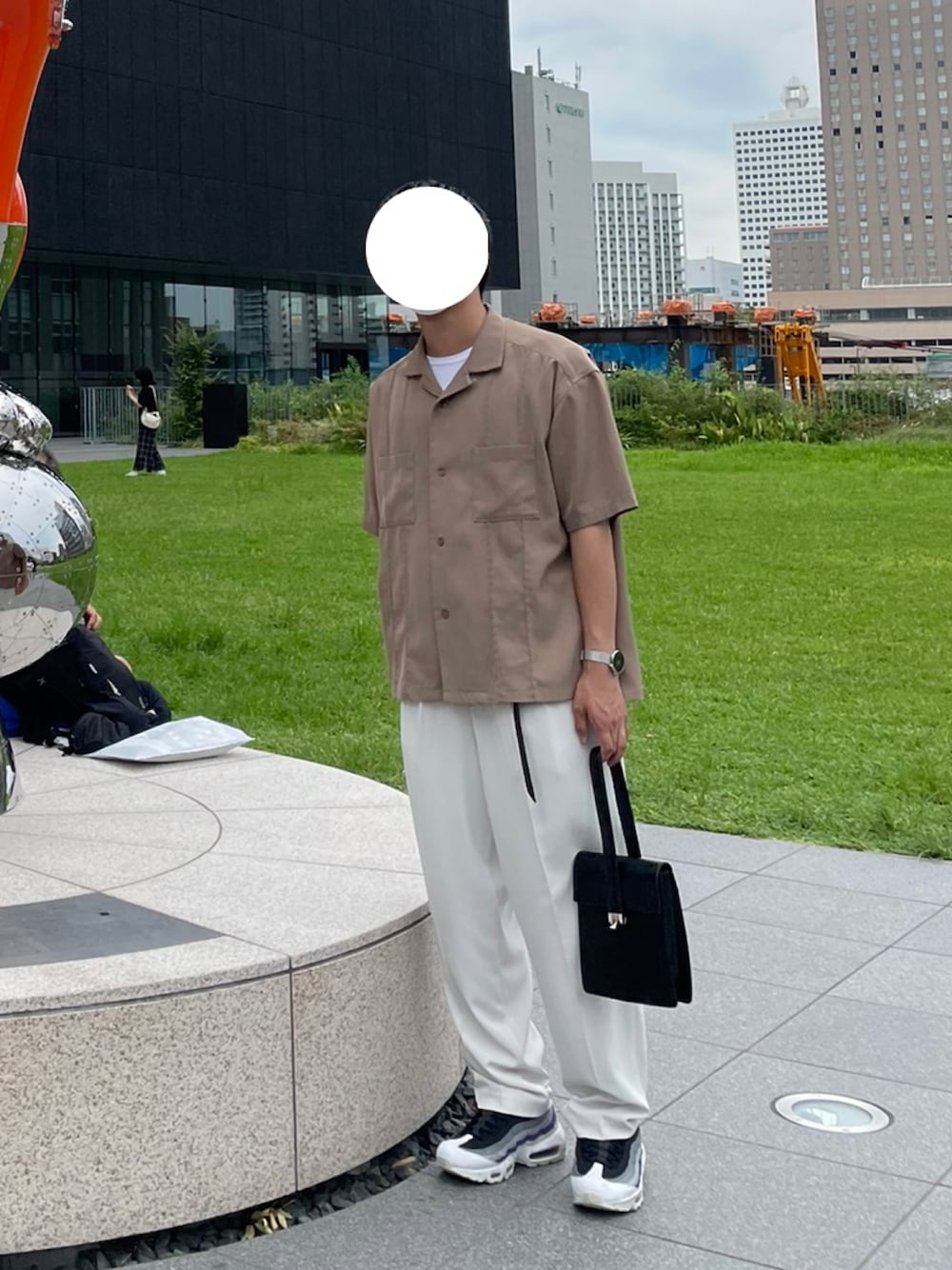 ブラウン系のシャツ/ブラウス、ホワイト系のTシャツ/カットソー、ブラック系のハンドバッグを着用したメンズの夏コーディネートの1枚目の写真