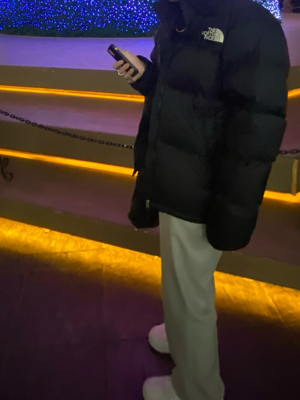「お洒落さんとつながりたい、シンプルスタイル、韓国ファッション、アウター、いいね、save、フォローお願いします🤑、オトナカジュアル、休日コーデ、デートコーデ、秋冬コーデ、服好きな人と繋がりたい、冬アウター、ダウンジャケット、いいね返し、フォローミー、メンズファッション」｜「NIKEのアイテム（スニーカー、ホワイト系）」を使った、bisuさん（メンズ・171cm）の冬コーディネートの1枚目の写真