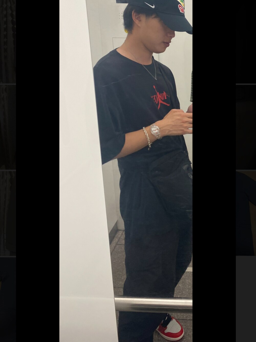 レッド系のスニーカー、ブラック系のカーゴパンツ、ブラック系のTシャツ/カットソーを着用したメンズの夏コーディネートの1枚目の写真