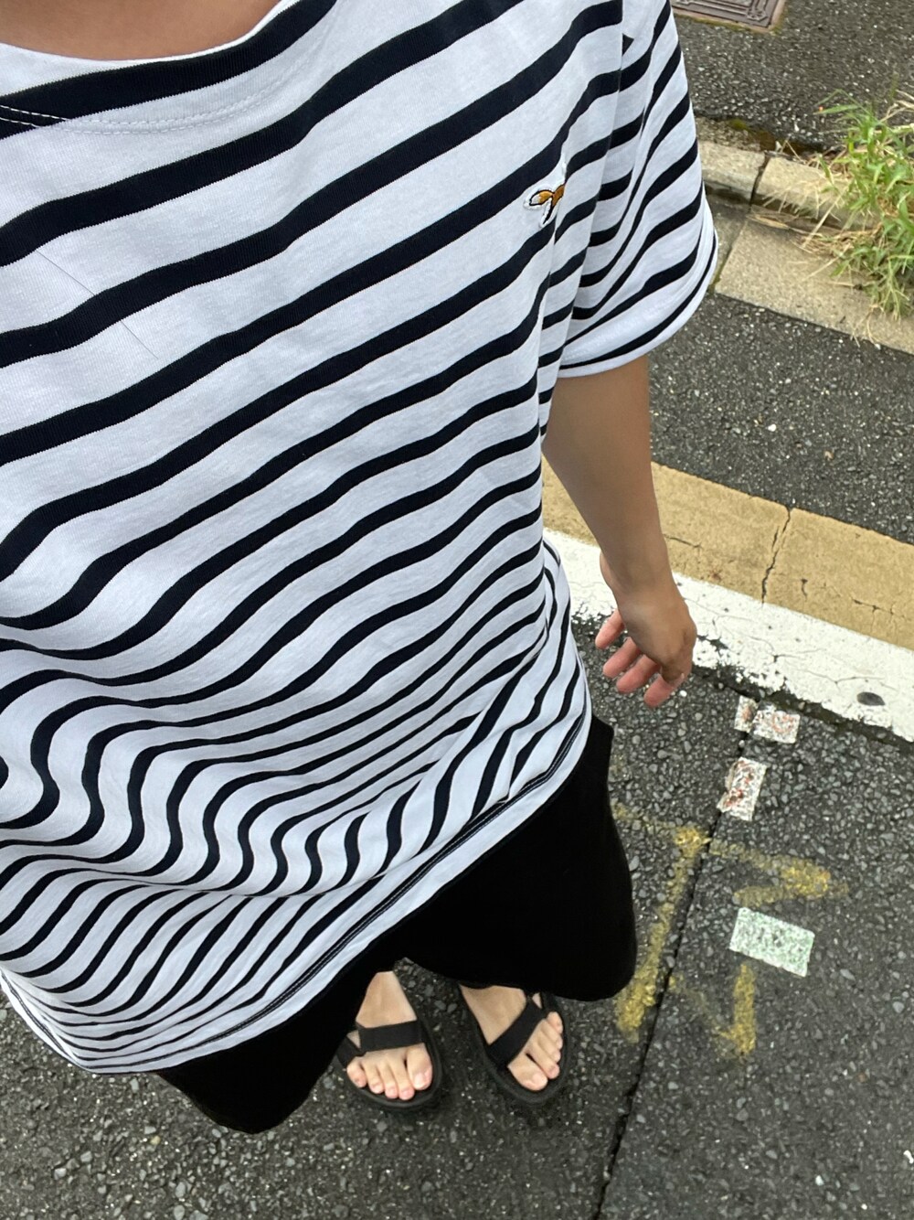 ブルー系のTシャツ/カットソー、ブラック系のパンツ、ブラック系のサンダルを着用したメンズの夏コーディネートの1枚目の写真