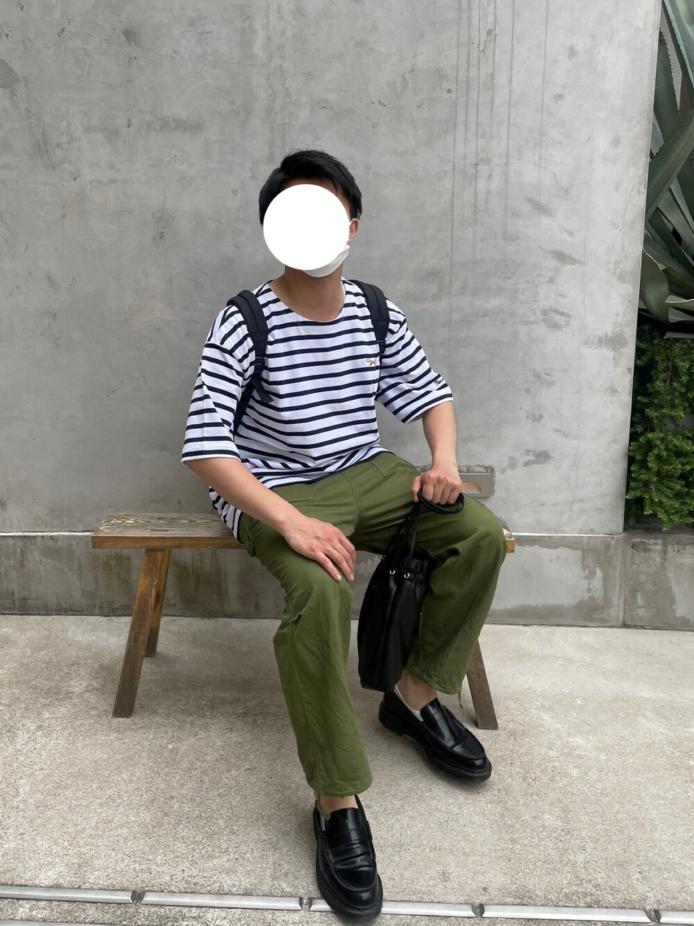 ブルー系のTシャツ/カットソー、グリーン系のカーゴパンツ、ブラック系のショルダーバッグを着用したメンズの夏コーディネートの1枚目の写真