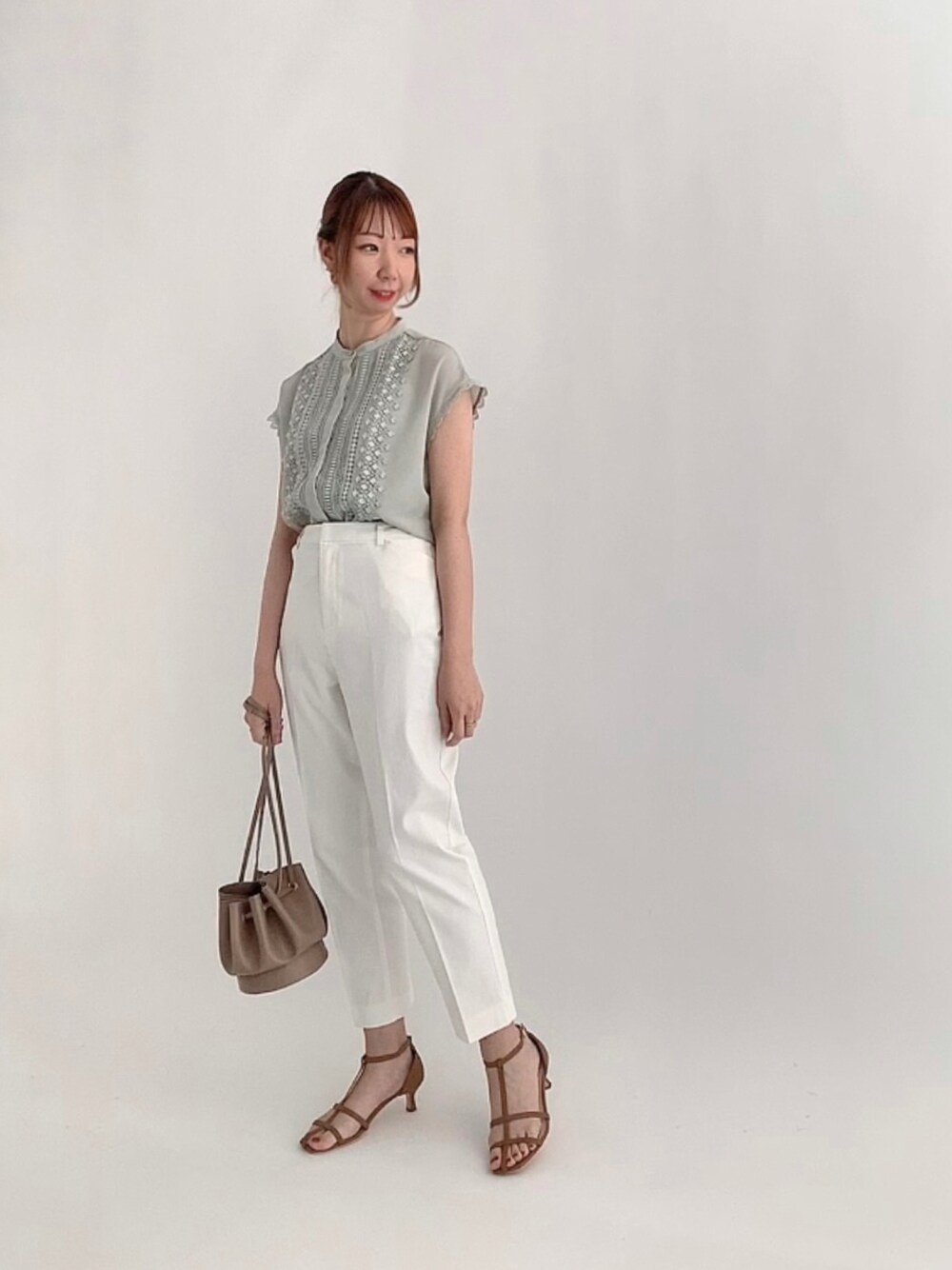 「夏コーデ、ミントグリーン、レース、パンツスタイル、白パンツ、センタープレス、センタープレスパンツ、オトナ女子、大人かわいい、キレイめ、オフィスカジュアル、通勤コーデ、いいね、save、フォローお願いします🤑、おしゃれさんと繋がりたい、テチチ(Te chichi)」｜「Te chichiのフロントレースブラウス（シャツ/ブラウス、グリーン系）」を使った、sakiさん（レディース・163cm）の夏コーディネートの1枚目の写真