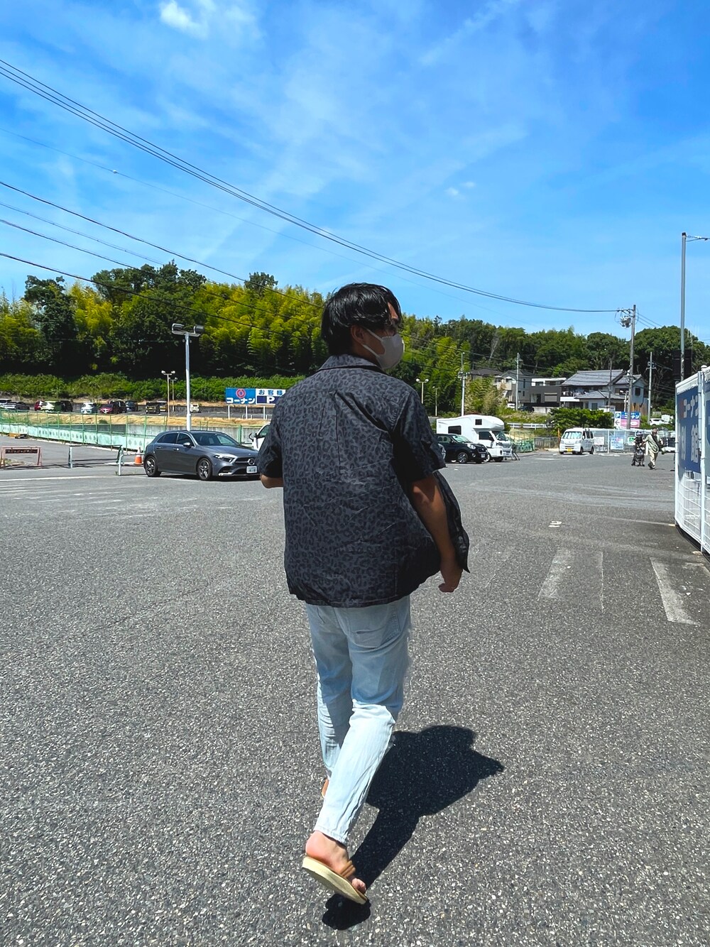 「柄シャツ、休日スタイル、秋コーデ、ゆるコーデ、オトナカジュアル、おしゃれさんと繋がりたい、夏、いいね、save、フォローお願いします🤑、フォローミー、古着、サンダル、シャツスタイル、シンプル」｜「古着　500円のアイテム（デニムパンツ、ブルー系）」を使った、ROYさん（メンズ・173cm）の夏コーディネートの1枚目の写真