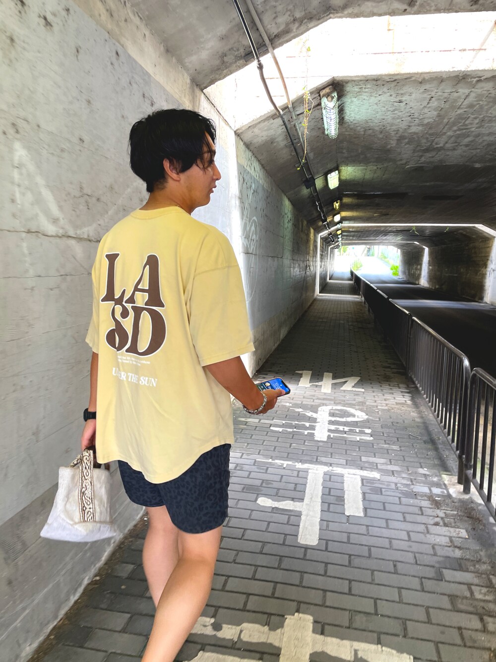 「夏コーデ、夏だ！Tシャツ着よう！、お洒落さんとつながりたい、オーバーサイズ、ファッションの力を信じよう、ショートパンツ、休日スタイル、ベイフロー(BAYFLOW)、いいね、save、フォローお願いします🤑」｜「BAYFLOWのスノーウォッシュプリントTEE（Tシャツ/カットソー、イエロー系）」を使った、ROYさん（メンズ・173cm）の夏コーディネートの1枚目の写真