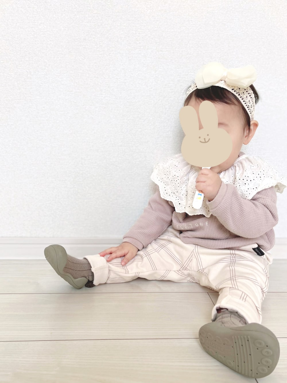 「春服みてみて、キッズファッション、カジュアル、春アウター、パンツスタイル、女の子、春色、チェックパンツ、ヘアバンド、アティパス、ベビーコーデ、ベビーファッション、11ヶ月、０歳、80cm」｜「Birthdayのアイテム（ヘアバンド、ベージュ系）」を使った、B and  Sさん（キッズ・80cm）の春コーディネートの1枚目の写真