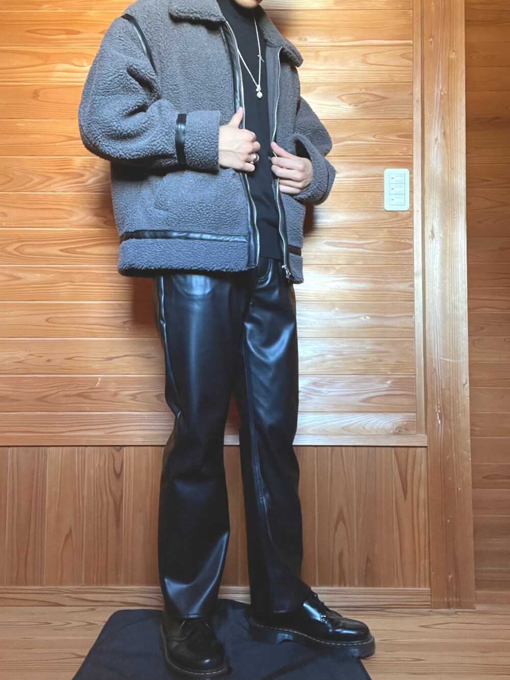 「キレイめ、スラックス、フレアパンツ、ボアジャケット、革靴、レザーパンツ、モノトーン、モノトーンコーデ」｜「GUのアイテム（その他アウター、グレー系）」を使った、ばるさん（メンズ・175cm）の冬コーディネートの1枚目の写真