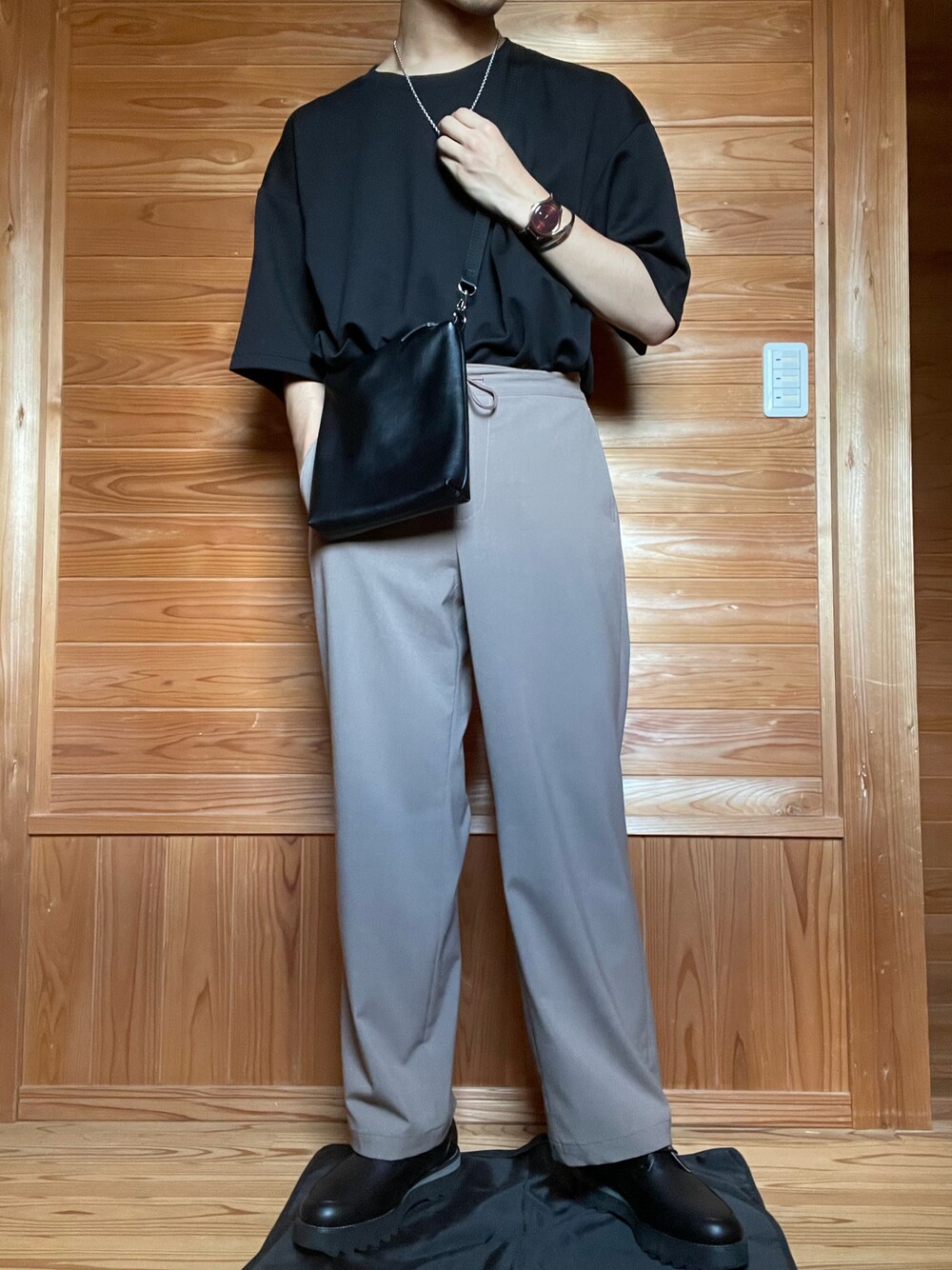 「夏コーデ、シンプルコーデ、お洒落さんとつながりたい、ワイドパンツ、黒Tシャツ、タックイン、ビッグシルエット、ビッグT、プチプラコーデ」｜「GUのアイテム（Tシャツ/カットソー、ブラック系）」を使った、ばるさん（メンズ・175cm）の夏コーディネートの1枚目の写真