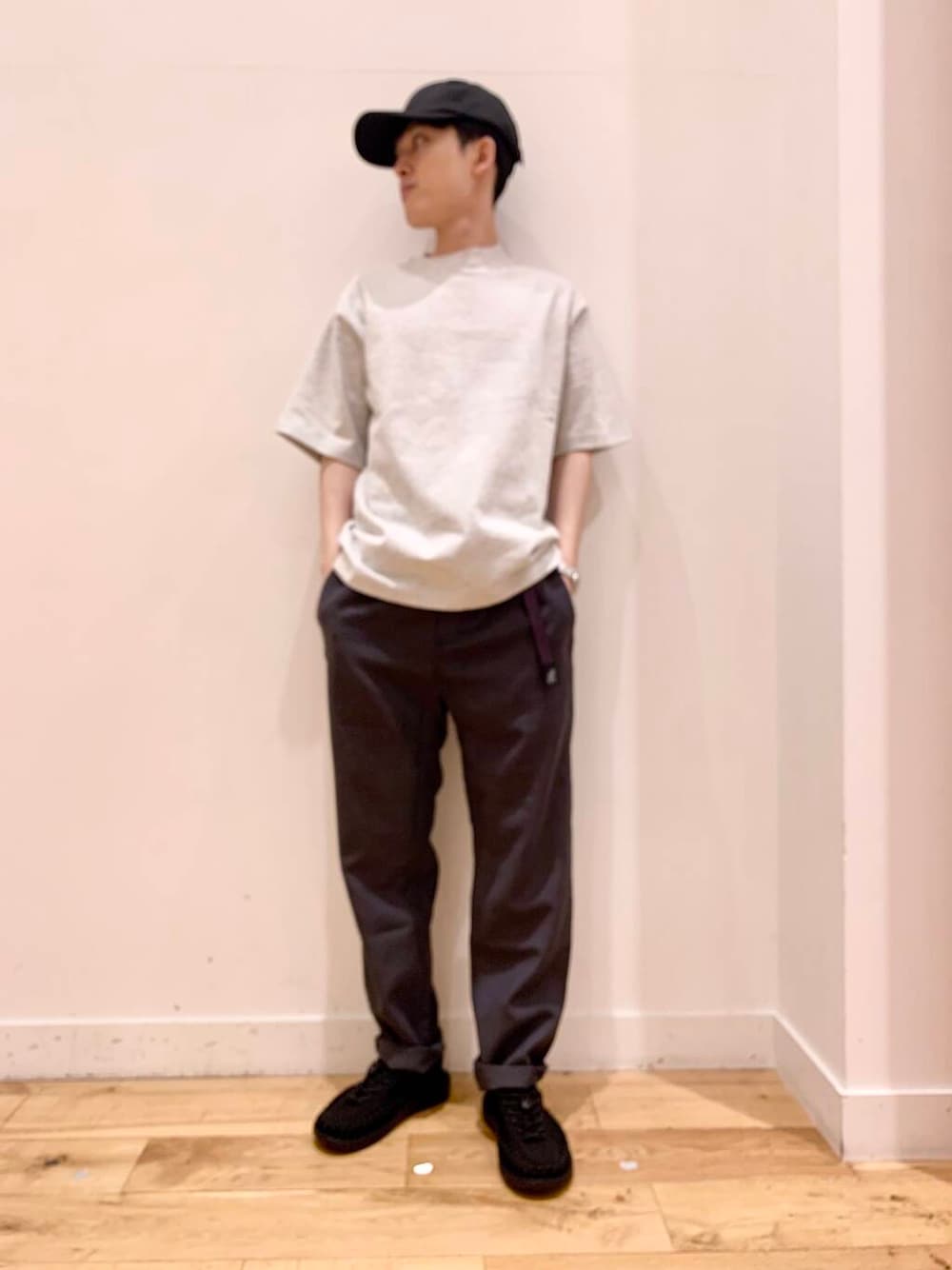 「カジュアル、サンダル、アウトドア、グラミチ、リネン、doors、ドライタッチ、メンズ、休日」｜「Gramicciの『別注』Gramicci　Linen Blend Pants（その他パンツ、グレー系）」を使った、Uさん（メンズ・168cm）の夏コーディネートの1枚目の写真