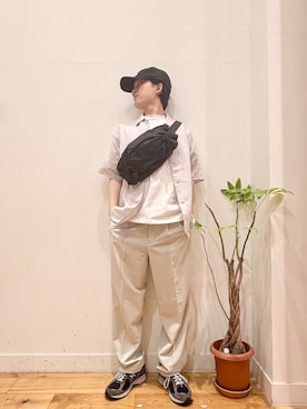「URBAN RESEARCH DOORS（アーバンリサーチドアーズ）の『イージーケア/速乾/UVカット』クイックドライ 2タック ワイドトラウザー（その他パンツ、ホワイト系）」を使った、Uさん（メンズ・168cm）の春コーディネート