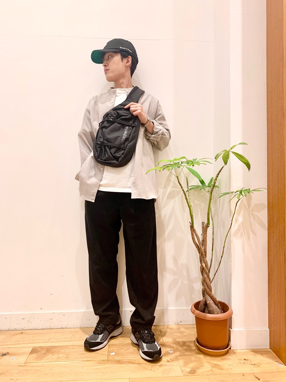 ブラック系のスニーカー、ブラック系のその他パンツ、ベージュ系のシャツ/ブラウスを着用したメンズの秋コーディネートの1枚目の写真