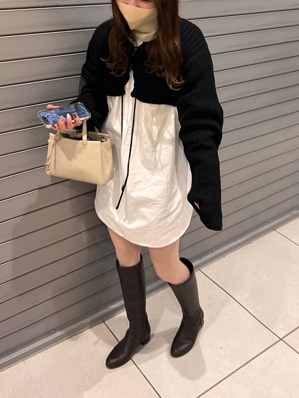 「休日スタイル、大人かわいい、シンプルコーデ、春先取り、お出かけコーデ、着回しコーデ、レイヤードスタイル、ワンピース、ロングブーツ、きれいめカジュアル、いいね、save、フォローお願いします🤑」｜「Kastaneの【2023SSアイテム/SET ITEM】クロップドニット×ギャザーブラウスSET（シャツ/ブラウス、ブラック系）」を使った、m____aさん（レディース・158cm）の冬コーディネートの1枚目の写真