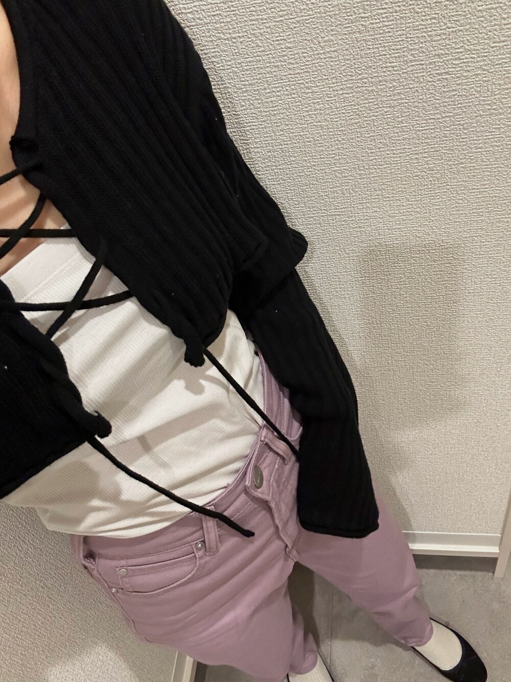 「休日スタイル、きれいめカジュアル、春コーデ、パステル映える春、おでかけコーデ、大人かわいい、春服みてみて、お洒落さんとつながりたい、レイヤードスタイル、着回しコーデ、春ニット、カラーパンツ」｜「Kastaneの【2023SSアイテム/SET ITEM】クロップドニット×ギャザーブラウスSET（シャツ/ブラウス、ブラック系）」を使った、m____aさん（レディース・158cm）の春コーディネートの1枚目の写真