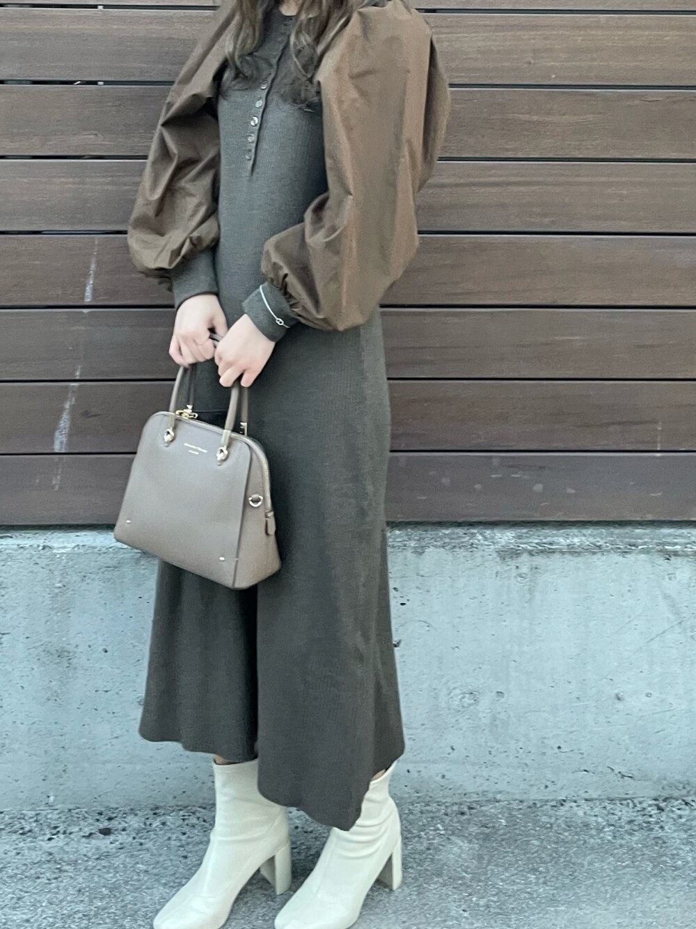 「私の推しブランド、休日スタイル、オトナ女子、オトナカジュアル、ボリューム袖、大人コーデ、ワンピース、ブーツ」｜「Samantha Thavasaのアベクトワ レザーショルダーバッグ（ハンドバッグ、ベージュ系）」を使った、m____aさん（レディース・158cm）の冬コーディネートの1枚目の写真