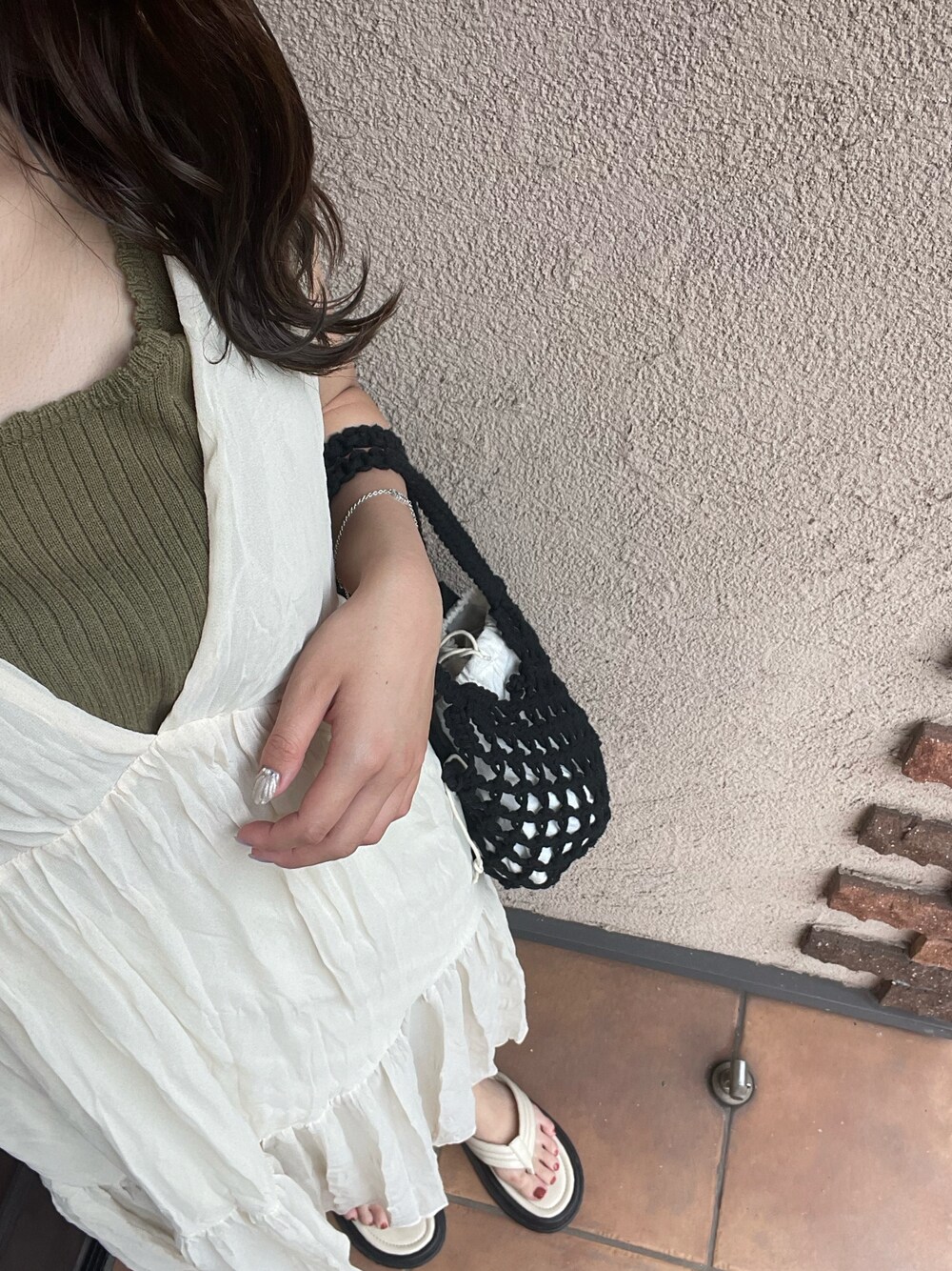 「オトナ女子、サンダルコーデ、お出かけコーデ、おしゃれさんと繋がりたい、ミニバッグ、休日スタイル、大人カジュアル、ワンピース、カスタネ」｜「Kastaneの【WEB限定】ワッシャーシフォン無地ワンピース（ワンピース、ホワイト系）」を使った、m____aさん（レディース・158cm）の夏コーディネートの1枚目の写真