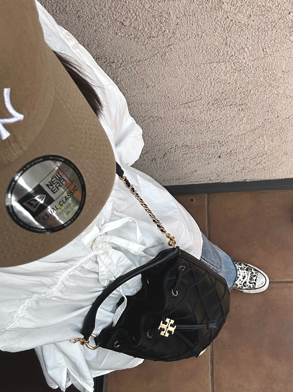 「春ファッション、大人カジュアル、パンツスタイル、お出かけコーデ、オトナ女子、ootd、おしゃれさんと繋がりたい、ゆるコーデ、カジュアルスタイル、シンプル」｜「TORY BURCHのアイテム（ショルダーバッグ、ブラック系）」を使った、m____aさん（レディース・158cm）の春コーディネートの1枚目の写真