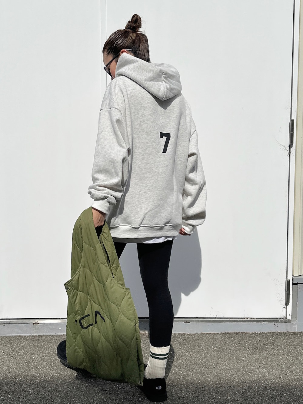 「ラクチンコーデ、ほめられ本命コーデ、ママコーデ、スウェット、パーカー、UGG、rvca、shein、グレー、レギンス」｜「via jのvia j (ヴィアジェイ)  あったかレギンス（レギンス/スパッツ、ホワイト系）」を使った、SAYO☻さん（レディース・157cm）の冬コーディネートの1枚目の写真